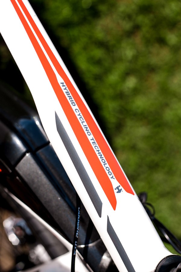 Giant Road-E+ top tube